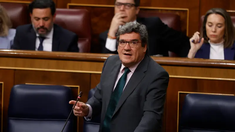  El ministro de Seguridad, Social, José Luis Escrivá interviene durante la sesión de control al Gobierno celebrada este miércoles en el Congreso de los Diputados en Madrid.