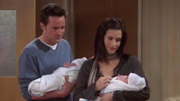 Chandler (Matthew Perry) y Monica (Courteney Cox) con sus gemelos adoptados en 'Friends'.