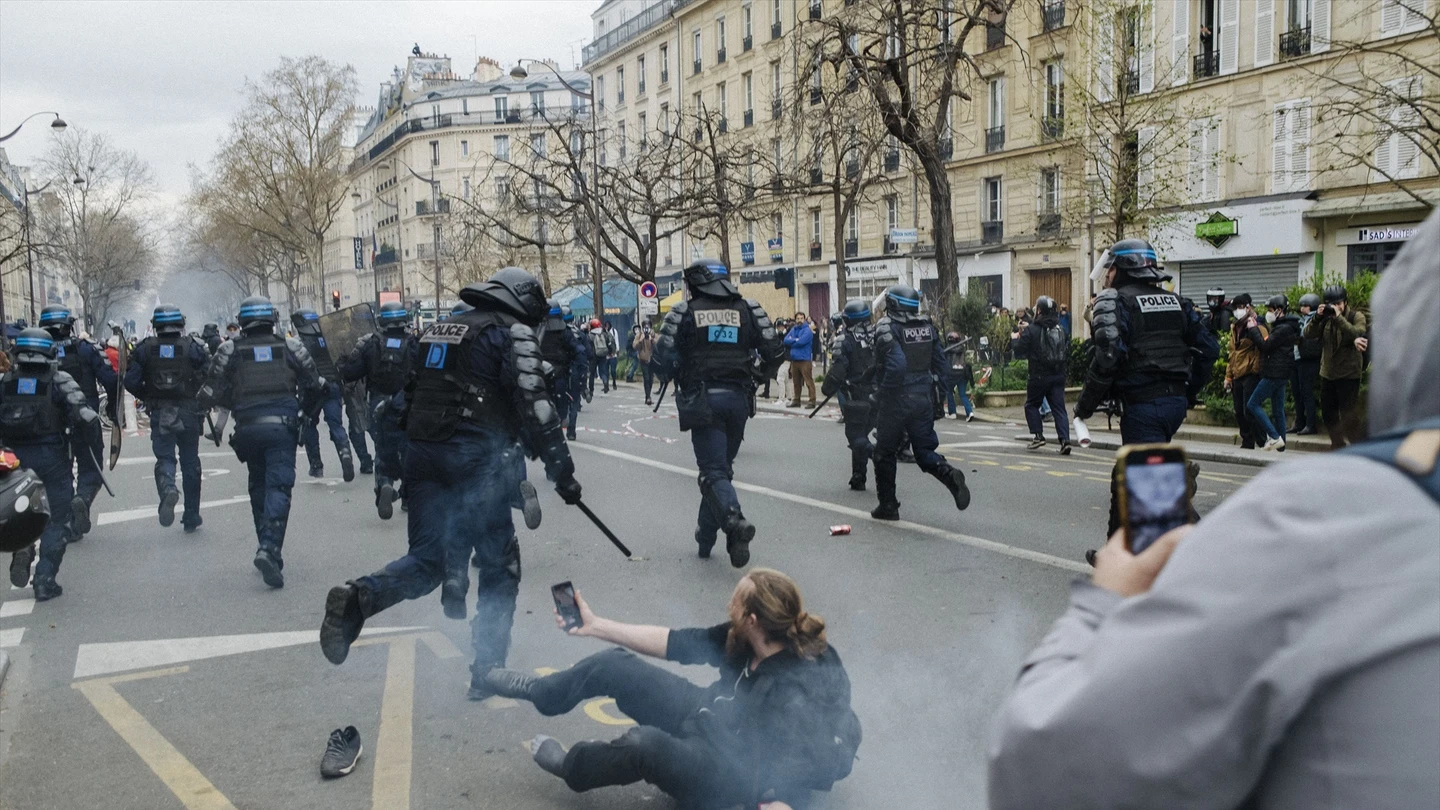 El Gobierno francés ofrece una reunión a los sindicatos tras una jornada con 200 detenidos y 175 policías heridos El Gobierno francés ofrece una reunión a los sindicatos tras una jornada con 200 detenidos y 175 policías heridos