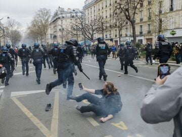 The French government offers a meeting to the unions after a day with 200 detainees and 175 police officers injured