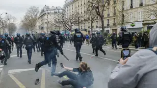 El Gobierno francés ofrece una reunión a los sindicatos tras una jornada con 200 detenidos y 175 policías heridos