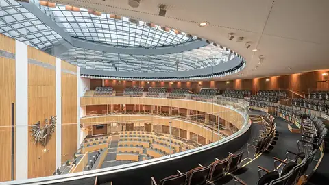 Sala del Consejo Nacional y cúpula de vidrio en el techo Sala del Consejo Nacional y cúpula de vidrio en el techo