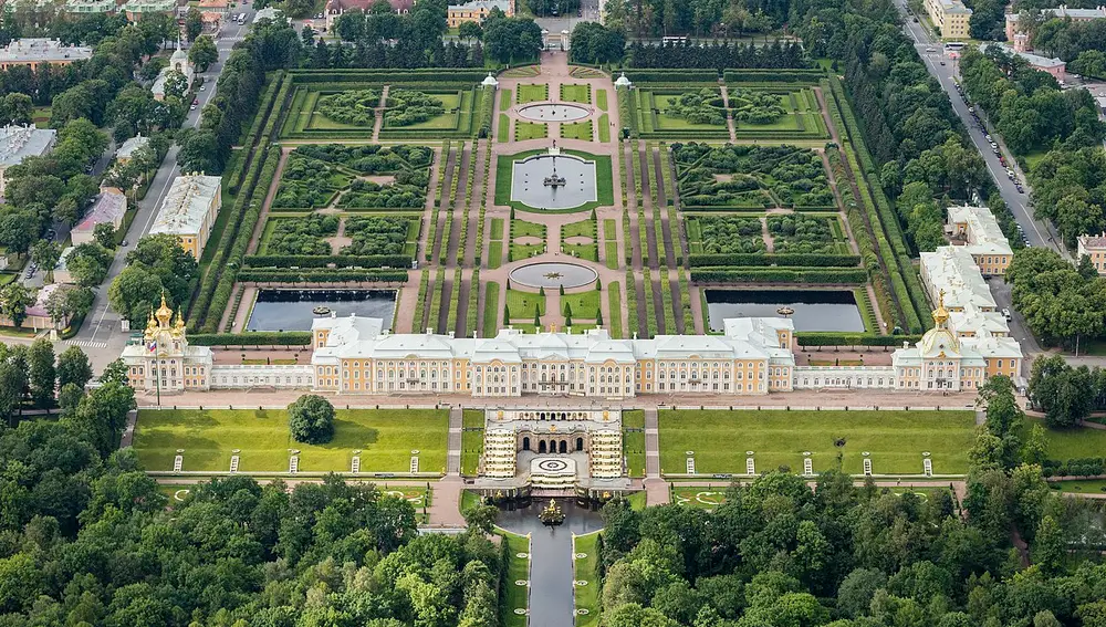 Panorámica aérea del Palacio de Peterhof y sus jardines