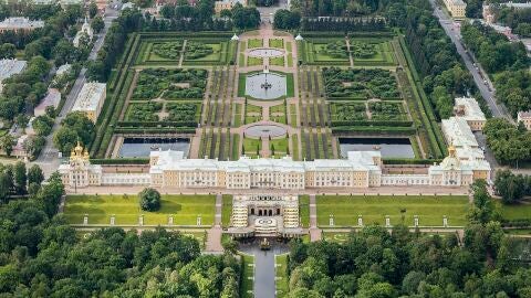 Panorámica aérea del Palacio de Peterhof y sus jardines