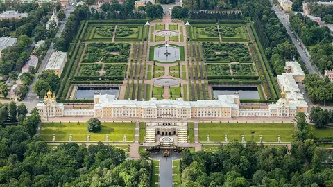 Panorámica aérea del Palacio de Peterhof y sus jardines Panorámica aérea del Palacio de Peterhof y sus jardines