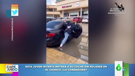 Los ejercicios de equilibrismo de una chica que trata de entrar a su coche sin pisar un charco Los ejercicios de equilibrismo de una chica que trata de entrar a su coche sin pisar un charco