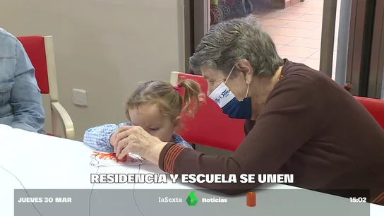 Mayores de una residencia y niños de una escuela infantil interactúan, y se divierten, en las mismas instalaciones Mayores de una residencia y niños de una escuela infantil interactúan, y se divierten, en las mismas instalaciones