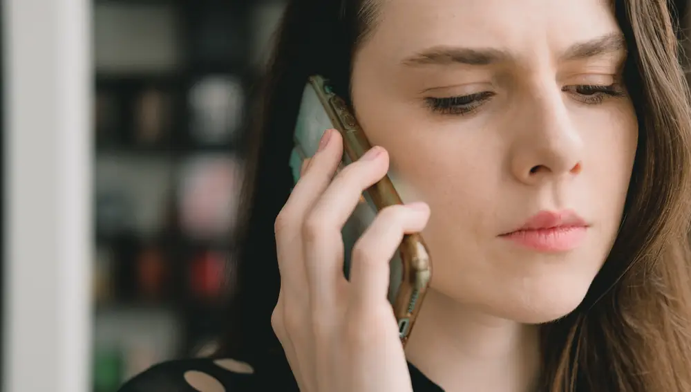 Una mujer habla por teléfono Una mujer habla por teléfono