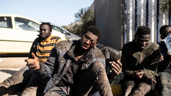 Migrante se querella contra guardia civil tras perder un ojo a golpe de porra en la valla Melilla Uno migrante herido tras conseguir saltar la valla de Melilla, a 2 de marzo de 2022, en Melilla (España).