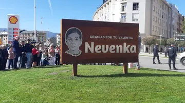 Fotografía del monumento en honor a la exconcejala Nevenka Fernández en Ponferrada.