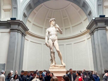 Visitantes toman fotografías de la escultura del David de Miguel Ángel.