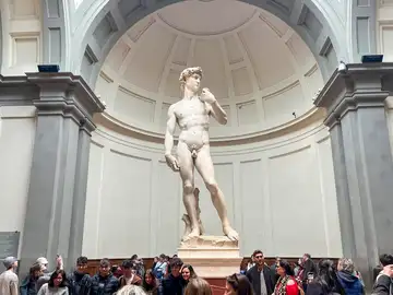 Visitantes toman fotografías de la escultura del David de Miguel Ángel.