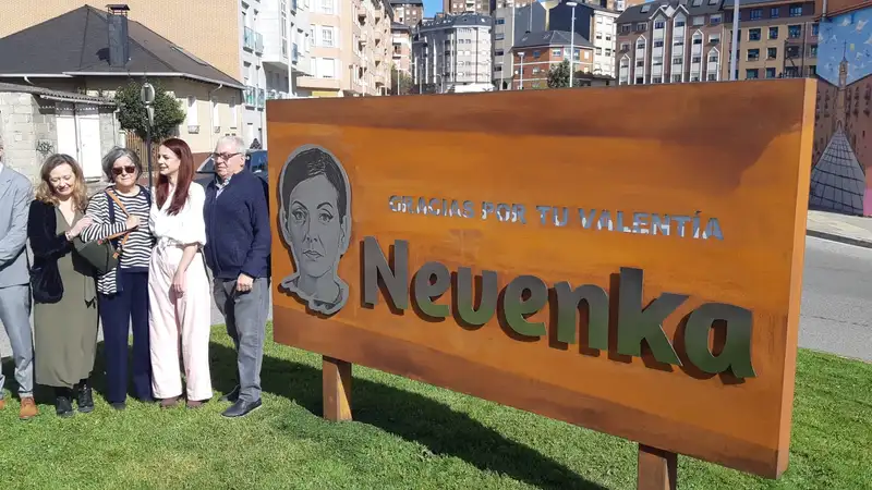 Fotografía del momento de la inauguración de un monumento en honor a Nevenka Fernández en Ponferrada.
