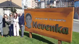 Fotografía del momento de la inauguración de un monumento en honor a Nevenka Fernández en Ponferrada.