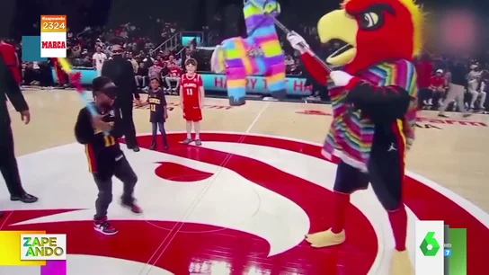 La reacción de un niño al fallar el golpe a una piñata en un concurso durante el descanso de un partido La reacción de un niño al fallar el golpe a una piñata en un concurso durante el descanso de un partido