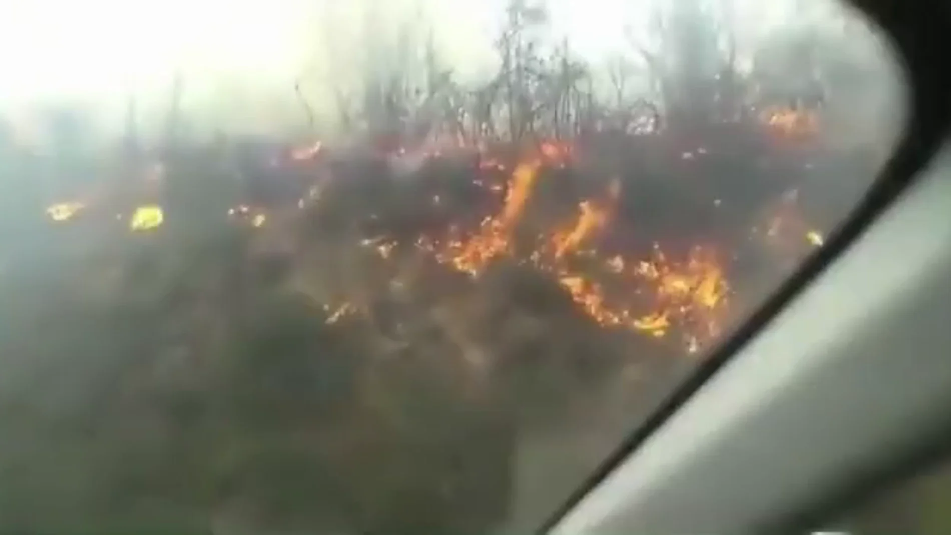 El momento en el que dos reporteros huyen por la cercanía de las llamas en el incendio de Tineo, Asturias 