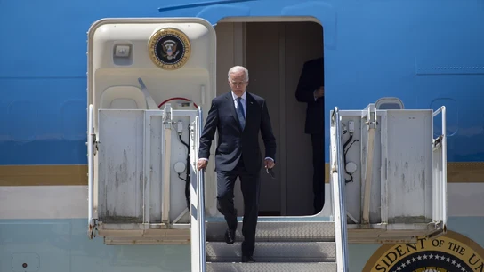 El presidente de EEUU, Joe Biden, baja por las escaleras de su avión Air Force On El presidente de EEUU, Joe Biden, baja por las escaleras de su avión Air Force On