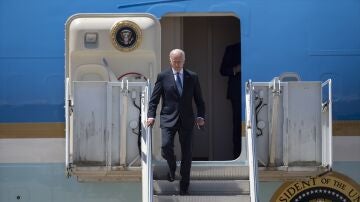 El presidente de EEUU, Joe Biden, baja por las escaleras de su avión Air Force On