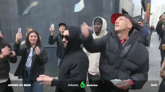 Yung Beef desata la locura en Callao (Madrid) lanzando 10.000 euros en plena calle Yung Beef desata la locura en Callao (Madrid) lanzando 10.000 euros en plena calle