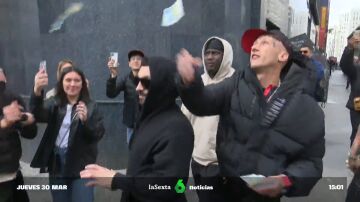 Yung Beef desata la locura en Callao (Madrid) lanzando 10.000 euros en plena calle