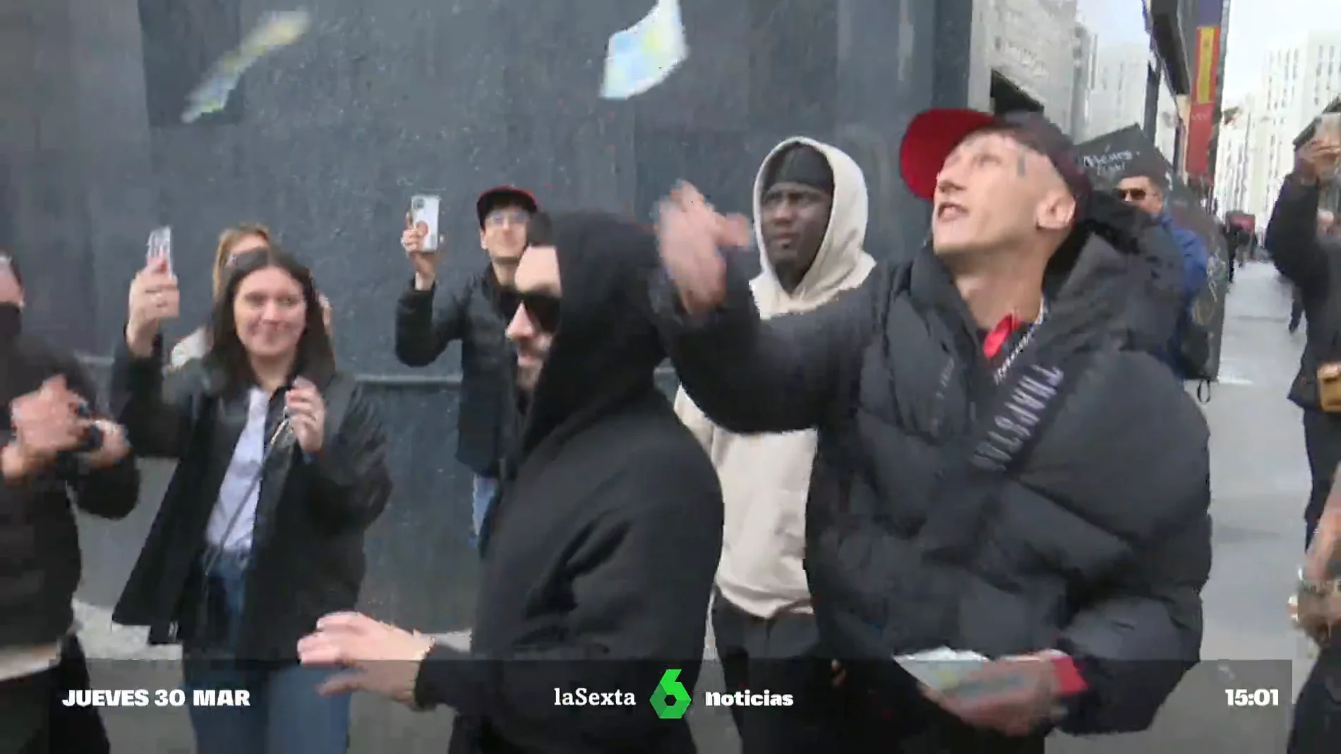 Yung Beef desata la locura en Callao (Madrid) lanzando 10.000 euros en plena calle