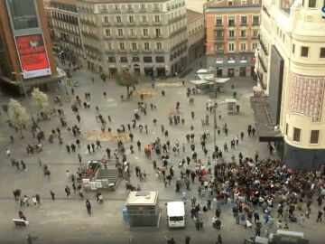 Yung Beef unleashes madness in Callao (Madrid) throwing 10,000 euros into the street