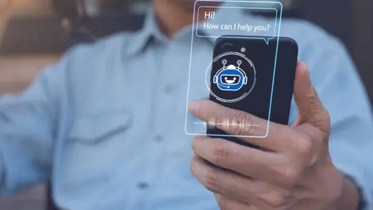 Imagen de recurso de un hombre conversando con un chatbot Imagen de recurso de un hombre conversando con un chatbot