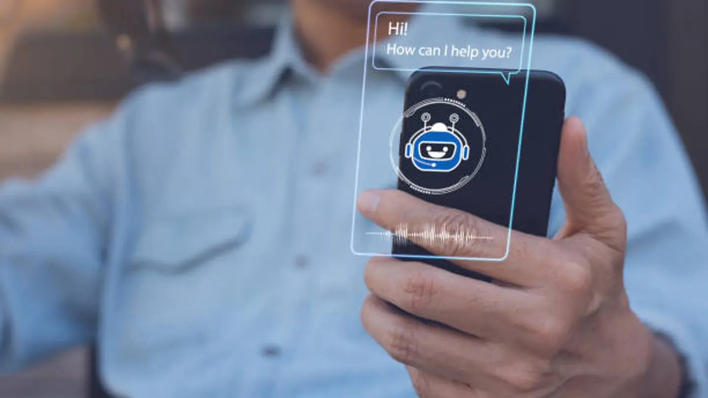 Imagen de recurso de un hombre conversando con un chatbot Imagen de recurso de un hombre conversando con un chatbot