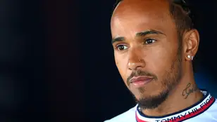 Lewis Hamilton, con la mirada perdida