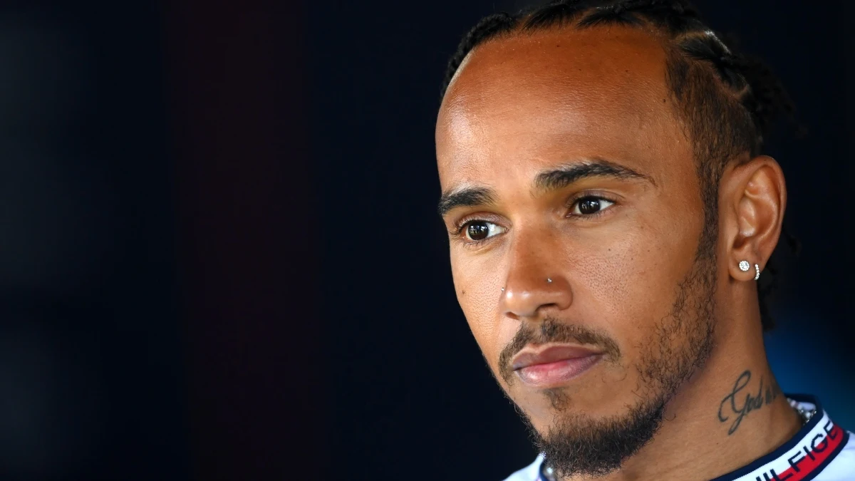 Lewis Hamilton, con la mirada perdida