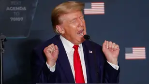 El expresidente de Estados Unidos Donald Trump gesticula en un acto de campaña.