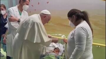 El papa bautiza un bebé en la planta de oncología pediátrica del hospital en el que permanece ingresado