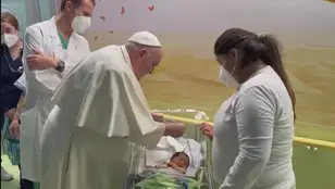 El papa bautiza un bebé en la planta de oncología pediátrica del hospital en el que permanece ingresado