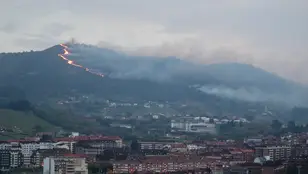 Vista al amanecer del incendio en el monte Naranco de Oviedo