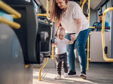 Madre e hijo en un autobús Madre e hijo en un autobús