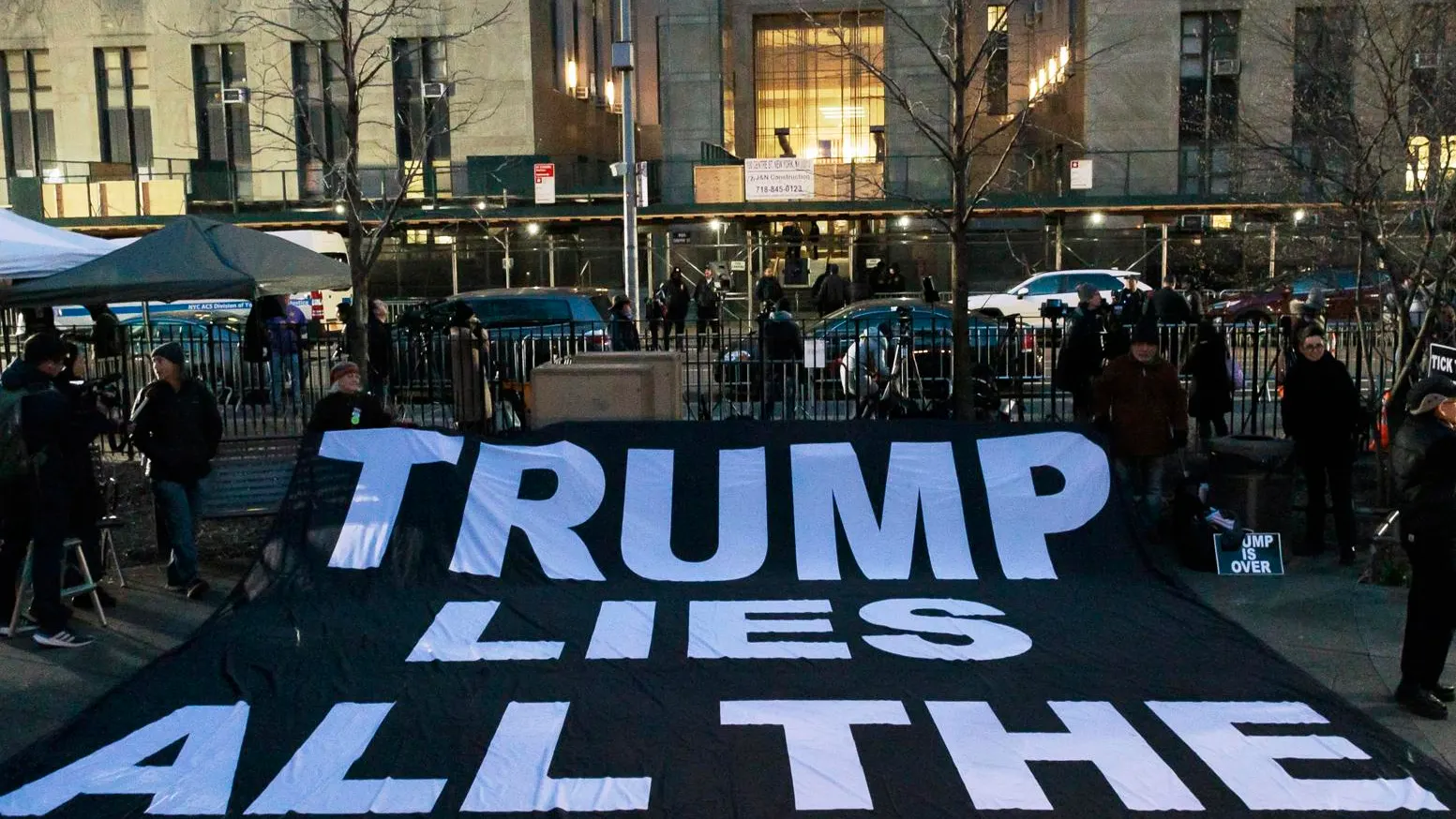 Un cartel al otro lado de la calle del edificio de la Corte Penal de Nueva York poco después de la acusación del ex presidente Donald J. Tump.