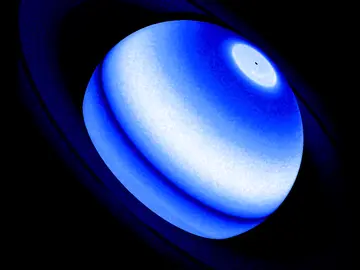 Imagen de Saturno con una emisión de hidrógeno a su alrededor Imagen de Saturno con una emisión de hidrógeno a su alrededor
