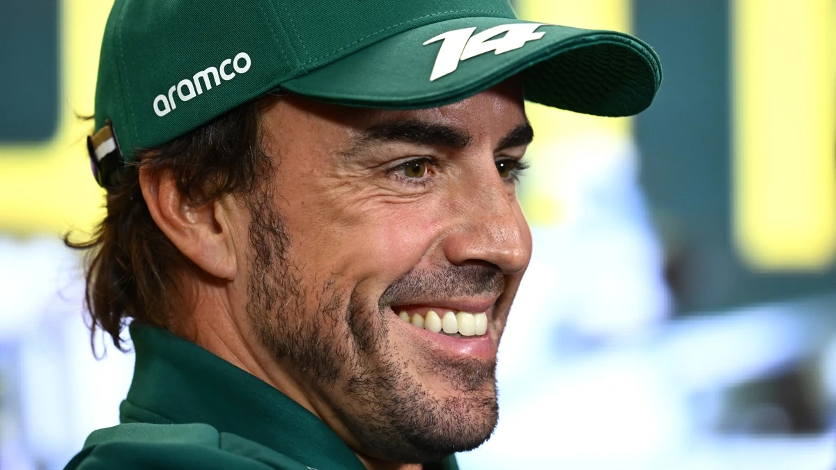 Fernando Alonso sonríe