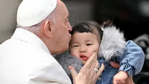El Papa Francisco besa a un niño este miércoles al final de su audiencia general semanal en la Plaza de San Pedro.