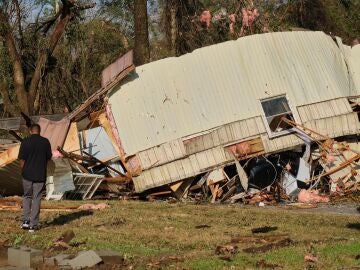 Four people die during a wave of tornadoes in the American Midwest