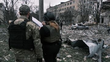 Bucha homenajea a sus víctimas de la matanza rusa en el año de su retirada con la esperanza puesta en Bajmut