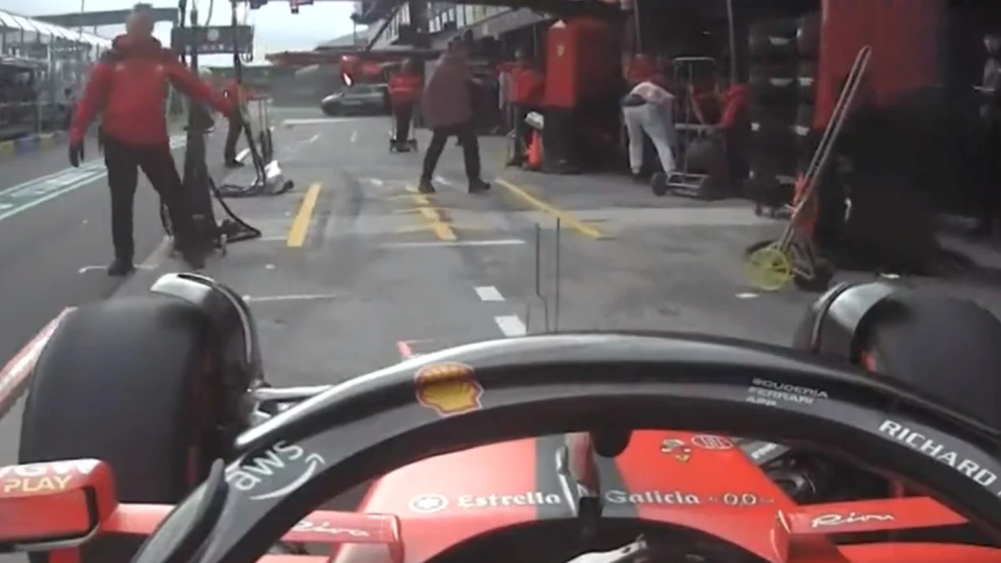 Carlos Sainz, cerca de atropellar a una persona en boxes de Australia Carlos Sainz, cerca de atropellar a una persona en boxes de Australia