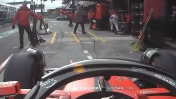 Carlos Sainz, cerca de atropellar a una persona en boxes de Australia