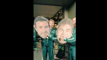 Los mecánicos de Aston Martin, con las 'cabezas' de Alonso y de Stroll
