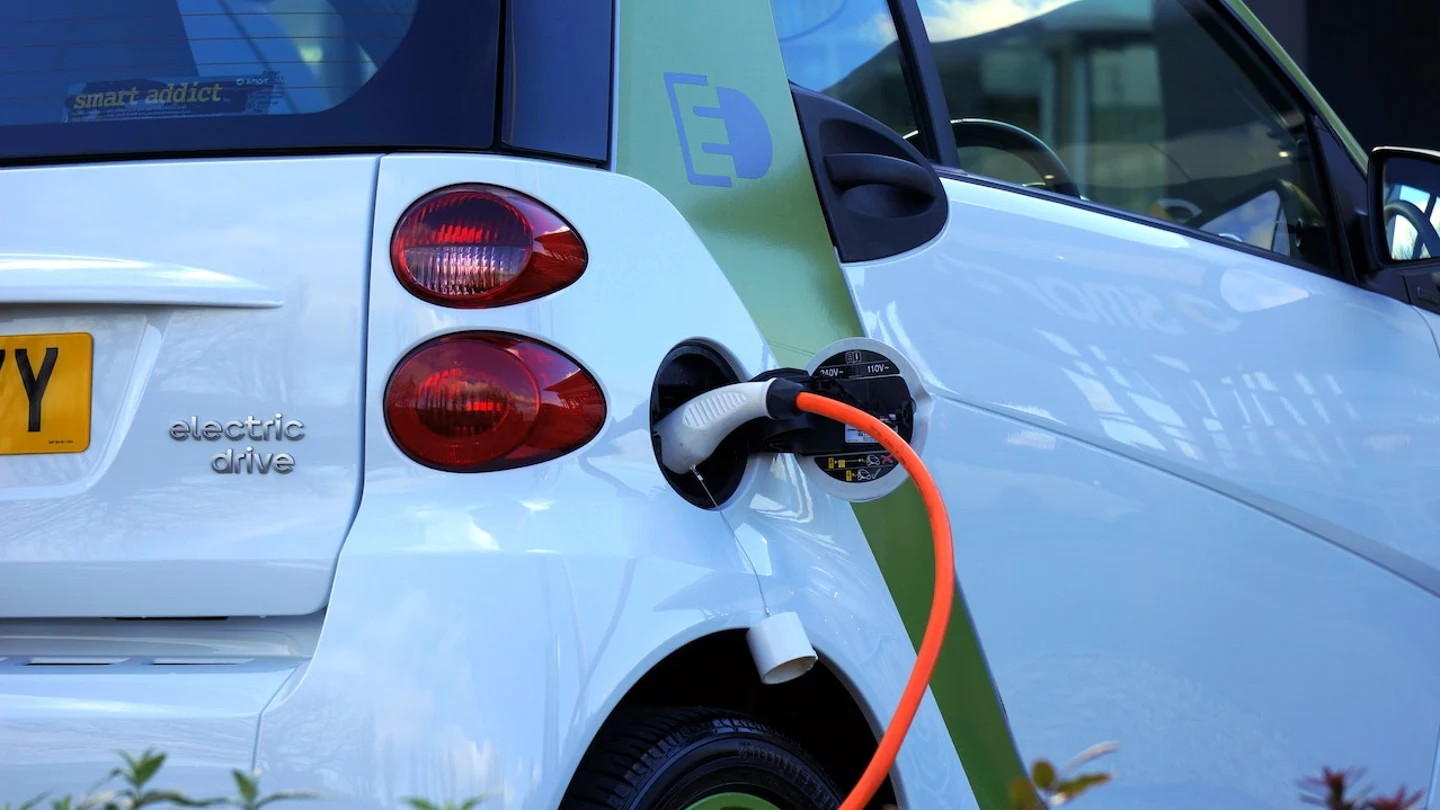 Un coche eléctrico se carga en una estación Un coche eléctrico se carga en una estación