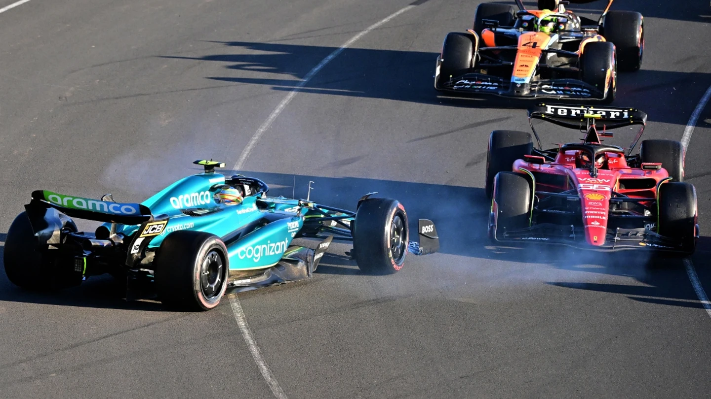 El Aston Martin de Fernando Alonso, tras el toque con Carlos Sainz El Aston Martin de Fernando Alonso, tras el toque con Carlos Sainz