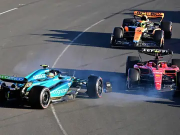 El Aston Martin de Fernando Alonso, tras el toque con Carlos Sainz