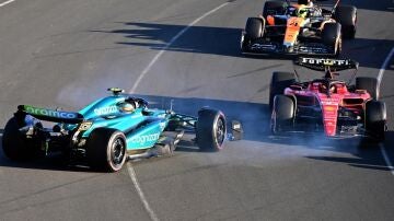 El Aston Martin de Fernando Alonso, tras el toque con Carlos Sainz