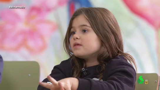 Una niña confiesa a Thais Villas la adicción de su madre por el móvil: Cada vez que salgo está cagando o meando y viéndolo Hace unos meses, Thais Villas estuvo en un colegio preguntando a los niños y niñas sobre la adicción a la tecnología. ¿Les dejan sus padres usar la pantallas? ¿Cuánto tiempo? ¿Creen que están enganchados? Sus divertidas respuestas, en este vídeo.