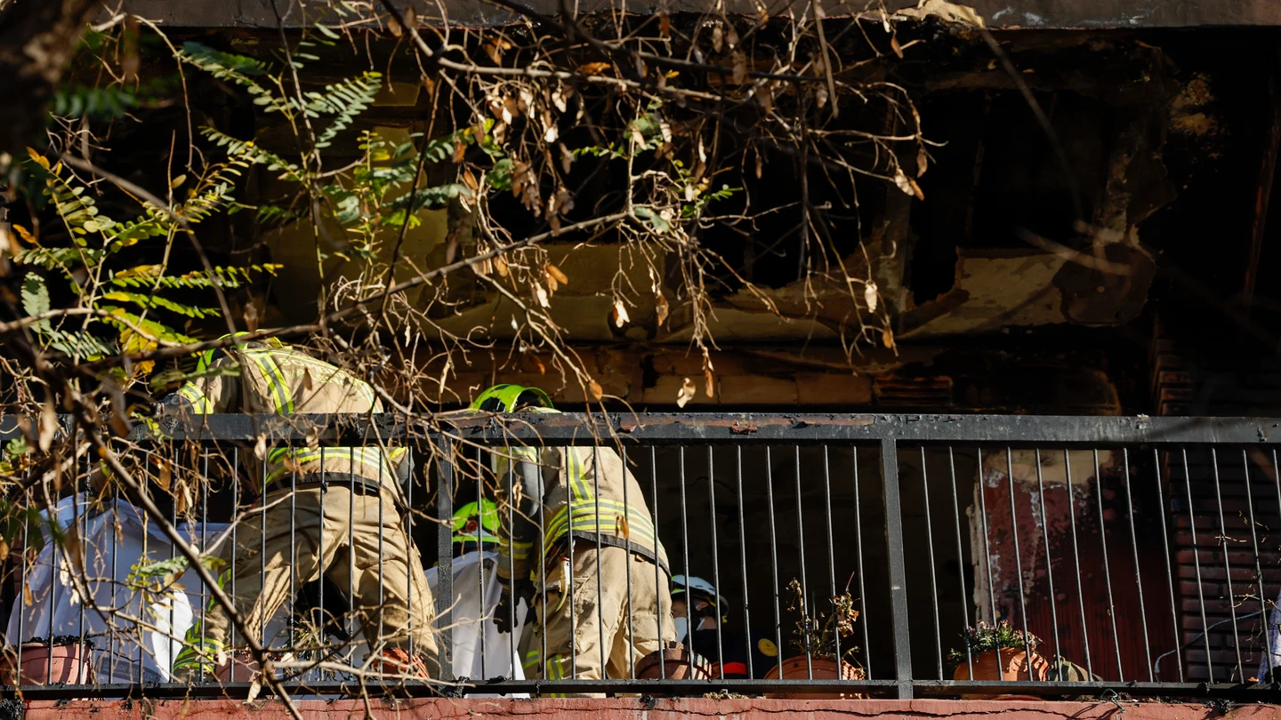 Varios bomberos trabajan en el balcón de la vivienda donde se ha declarado un incendio a primera hora de este lunes en la ciudad de Valencia. Varios bomberos trabajan en el balcón de la vivienda donde se ha declarado un incendio a primera hora de este lunes en la ciudad de Valencia.